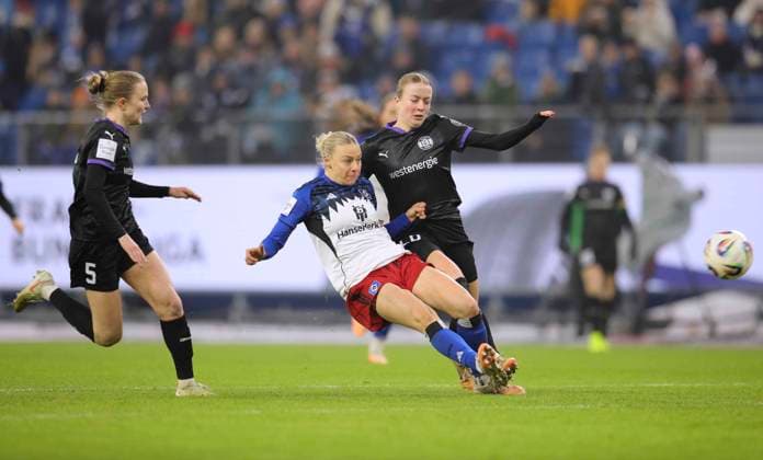 Photo Goal kick to 1 0 by Sophie HILLEBRAND HSV right Paulina Platner Essen too late Soccer Pixel Bundesliga Women on Sun 25 01 2026 15 Matchday Hamburger SV SGS Essen