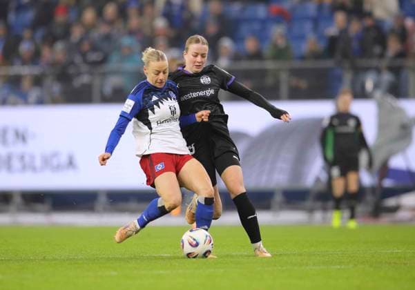 Photo Goal kick to 1 0 by Sophie HILLEBRAND HSV right Paulina Platner Essen too late Soccer Pixel Bundesliga Women on Sun 25 01 2026 15 Matchday Hamburger SV SGS Essen