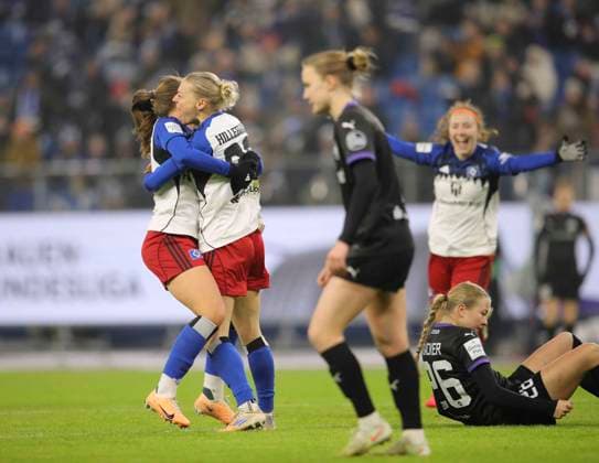 Photo Goal kick and big cheer at 1 0 by Sophie HILLEBRAND HSV , in the back Linberg cheers Football Pixel Bundesliga Women on Sun 25 01 2026 15 Matchday Hamburger SV SGS Essen