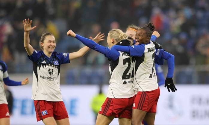 Photo Goal kick and big cheer at 1 0 by Sophie HILLEBRAND HSV , she is celebrated by Melanie BRUNNTHALER and Doucoure Soccer Pixel Bundesliga Women on Sun 25 01 2026 15 Matchday Hamburger SV SGS Essen