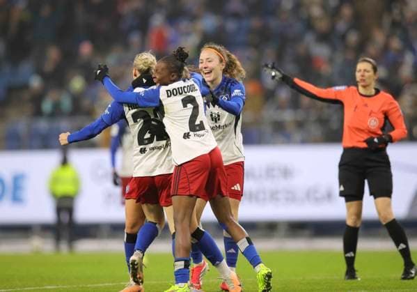 Photo Goal kick and big cheer at 1 0 by Sophie HILLEBRAND HSV , she is celebrated by Melanie BRUNNTHALER and Doucoure Soccer Pixel Bundesliga Women on Sun 25 01 2026 15 Matchday Hamburger SV SGS Essen