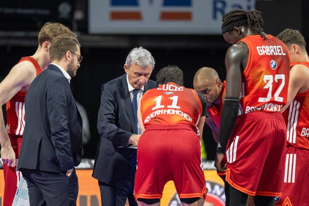 Head coach Svetislav Persic FC Bayern Basketball discusses the strategy of the 4th quarter with his players, FC Bayern Basketball vs Fitness First Wuerzburg Baskets, BBL, Main Round, 25 01 2026 Munich Bavaria Germany Copyright: xkolbert-press UlrichxGamelx