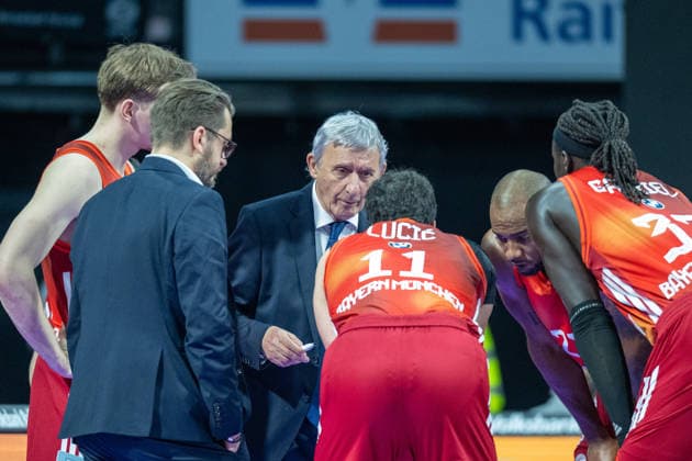 Head coach Svetislav Persic FC Bayern Basketball discusses the strategy of the 4th quarter with his players, FC Bayern Basketball vs Fitness First Wuerzburg Baskets, BBL, Main Round, 25 01 2026 Munich Bavaria Germany Copyright: xkolbert-press UlrichxGamelx