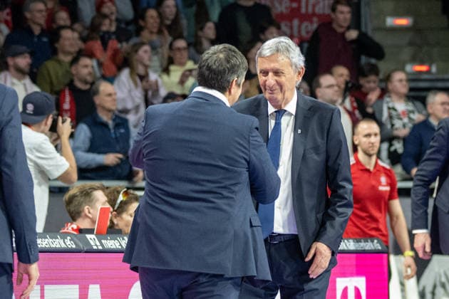 Head coach Svetislav Persic FC Bayern Basketball says goodbye to head coach Sasa Filipovski Fitness First Wuerzburg Baskets , FC Bayern Basketball vs Fitness First Wuerzburg Baskets, BBL, Main Round, 25 01 2026 Munich Bavaria Germany Copyright: xkolbert-press UlrichxGamelx