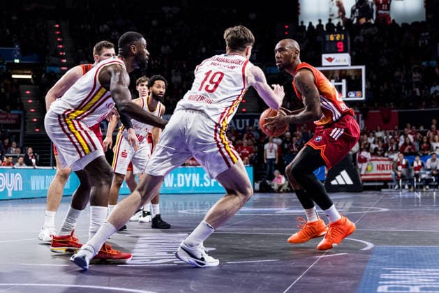 easyCredit Basketball Bundesliga, FC Bayern München Fitness First Würzburg Baskets 25 01 2026 Eddy Edigin Jr Fitness First Würzburg Baskets, 27 , Christian Skladanowski Fitness First Würzburg Baskets, 19 , Isiaha Mike FC Bayern München, 22 on the ball easyCredit Basketball Bundesliga, FC Bayern München Fitness First Würzburg Baskets München, BMW Park on 25 01 2026 Copyright: xBEAUTIFULxSPORTS Wunderlx