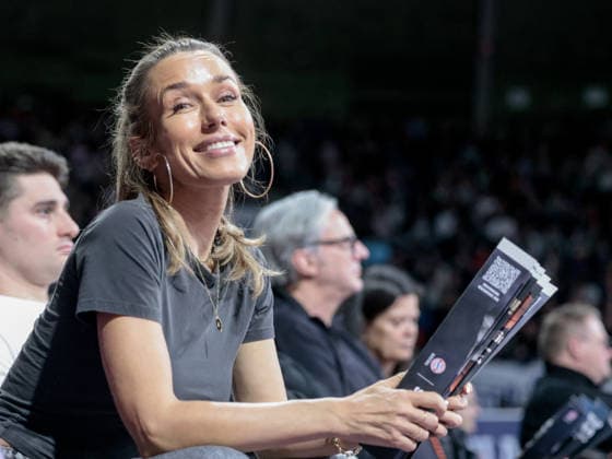 Germany Basketball, Basketball Bundesliga BBL 2025 26, 17 Matchday FC Bayern Basketball vs Fitness First Wuerzburg Baskets BMW Park Muenchen Annemarie Carpendale watches the basketball match FC Bayern vs Würzburg Baskets Copyright: xChristopherxRupprechtx