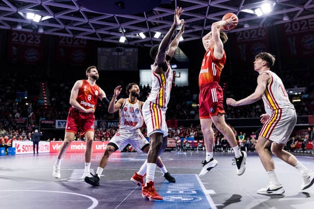 easyCredit Basketball Bundesliga, FC Bayern Munich Fitness First Würzburg Baskets 25 01 2026 Eddy Edigin Jr Fitness First Würzburg Baskets, 27 , Justinian Jessup FC Bayern Munich, 10 on the ball, Christian Skladanowski Fitness First Würzburg Baskets, 19 easyCredit Basketball Bundesliga, FC Bayern Munich Fitness First Würzburg Baskets Munich, BMW Park on 25 01 2026 Copyright: xBEAUTIFULxSPORTS Wunderlx