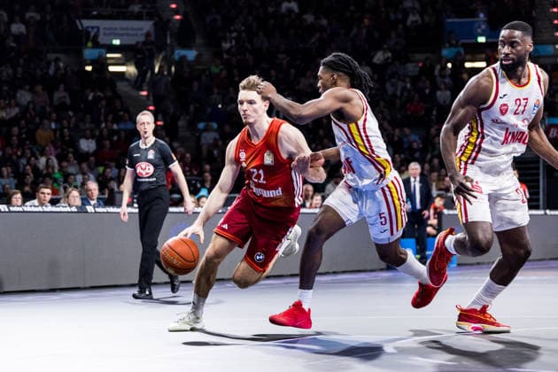 easyCredit Basketball Bundesliga, FC Bayern Munich Fitness First Würzburg Baskets 25 01 2026 Justus Hollatz FC Bayern Munich, 21 on the ball, Marcus Carr Fitness First Würzburg Baskets, 5 easyCredit Basketball Bundesliga, FC Bayern Munich Fitness First Würzburg Baskets Munich, BMW Park on 25 01 2026 Copyright: xBEAUTIFULxSPORTS Wunderlx