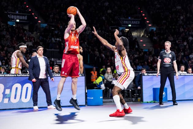easyCredit Basketball Bundesliga, FC Bayern München Fitness First Würzburg Baskets 25 01 2026 Niels Giffey FC Bayern München, 5 in the throw, three, three-point throw, Marcus Carr Fitness First Würzburg Baskets, 5 easyCredit Basketball Bundesliga, FC Bayern München Fitness First Würzburg Baskets Munich, BMW Park on 25 01 2026 Copyright: xBEAUTIFULxSPORTS Wunderlx
