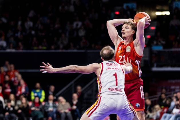 easyCredit Basketball Bundesliga, FC Bayern München Fitness First Würzburg Baskets 25 01 2026 Lukas Herzog Fitness First Würzburg Baskets, 1 , Justus Hollatz FC Bayern München, 21 on the ball easyCredit Basketball Bundesliga, FC Bayern München Fitness First Würzburg Baskets Munich, BMW Park on 25 01 2026 Copyright: xBEAUTIFULxSPORTS Wunderlx