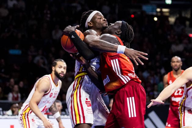 easyCredit Basketball Bundesliga, FC Bayern München Fitness First Würzburg Baskets 25 01 2026 Charles Thompson Fitness First Würzburg Baskets, 32 and Wenyen Gabriel FC Bayern München, 32 fight for the ball easyCredit Basketball Bundesliga, FC Bayern München Fitness First Würzburg Baskets Munich, BMW Park on 25 01 2026 Copyright: xBEAUTIFULxSPORTS Wunderlx