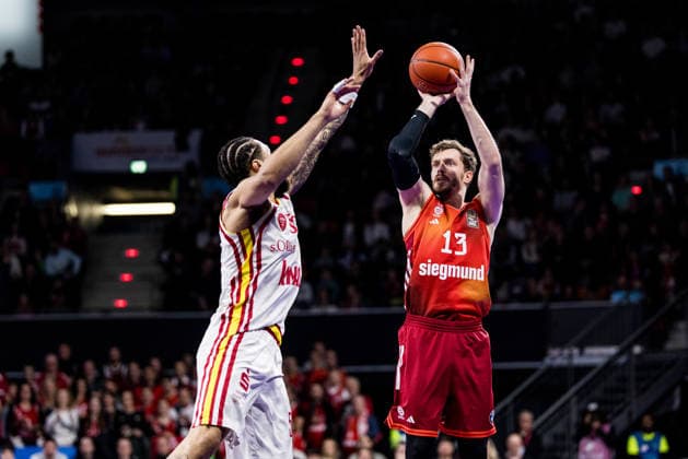 easyCredit Basketball Bundesliga, FC Bayern München Fitness First Würzburg Baskets 25 01 2026 David Muenkat Fitness First Würzburg Baskets, 55 , Andreas Andi Obst FC Bayern München, 13 in the throw easyCredit Basketball Bundesliga, FC Bayern München Fitness First Würzburg Baskets Munich, BMW Park on 25 01 2026 Copyright: xBEAUTIFULxSPORTS Wunderlx