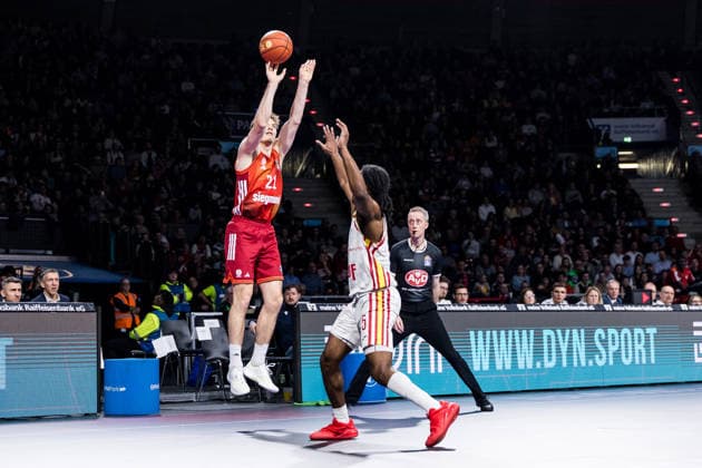 easyCredit Basketball Bundesliga, FC Bayern München Fitness First Würzburg Baskets 25 01 2026 Justus Hollatz FC Bayern München, 21 in the throw, three-pointer, Marcus Carr Fitness First Würzburg Baskets, 5 easyCredit Basketball Bundesliga, FC Bayern München Fitness First Würzburg Baskets Munich, BMW Park on 25 01 2026 Copyright: xBEAUTIFULxSPORTS Wunderlx