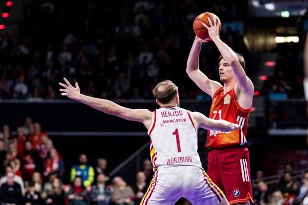easyCredit Basketball Bundesliga, FC Bayern München Fitness First Würzburg Baskets 25 01 2026 Lukas Herzog Fitness First Würzburg Baskets, 1 , Justus Hollatz FC Bayern München, 21 on the ball easyCredit Basketball Bundesliga, FC Bayern München Fitness First Würzburg Baskets Munich, BMW Park on 25 01 2026 Copyright: xBEAUTIFULxSPORTS Wunderlx