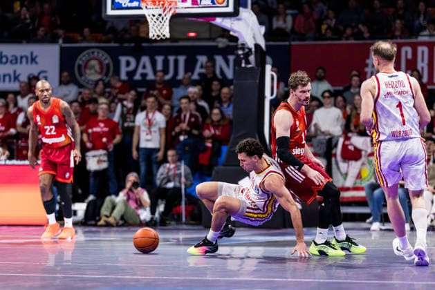 easyCredit Basketball Bundesliga, FC Bayern Munich Fitness First Würzburg Baskets 25 01 2026 Brae Ivey Fitness First Würzburg Baskets, 11 stumble, Andreas Andi Obst FC Bayern Munich, 13 easyCredit Basketball Bundesliga, FC Bayern Munich Fitness First Würzburg Baskets Munich, BMW Park on 25 01 2026 Copyright: xBEAUTIFULxSPORTS Wunderlx