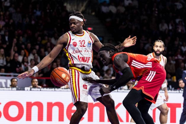 easyCredit Basketball Bundesliga, FC Bayern München Fitness First Würzburg Baskets 25 01 2026 Charles Thompson Fitness First Würzburg Baskets, 32 and Wenyen Gabriel FC Bayern München, 32 fight for the ball easyCredit Basketball Bundesliga, FC Bayern München Fitness First Würzburg Baskets Munich, BMW Park on 25 01 2026 Copyright: xBEAUTIFULxSPORTS Wunderlx
