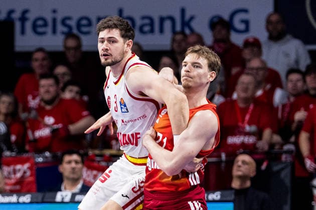 easyCredit Basketball Bundesliga, FC Bayern Munich Fitness First Würzburg Baskets 25 01 2026 Leo Saffer Fitness First Würzburg Baskets, 3 defends against Justus Hollatz FC Bayern Munich, 21 easyCredit Basketball Bundesliga, FC Bayern Munich Fitness First Würzburg Baskets Munich, BMW Park on 25 01 2026 Copyright: xBEAUTIFULxSPORTS Wunderlx