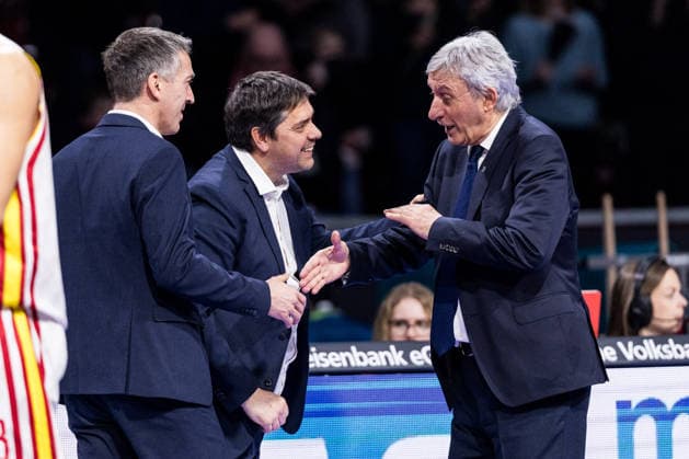 easyCredit Basketball Bundesliga, FC Bayern München Fitness First Würzburg Baskets 25 01 2026 Sasa Filipovski Head Coach Fitness First Würzburg Baskets and Svetislav Pesic Head Coach FC Bayern München high-five after the game easyCredit Basketball Bundesliga, FC Bayern München Fitness First Würzburg Baskets Munich, BMW Park on 25 01 2026 Copyright: xBEAUTIFULxSPORTS Wunderlx