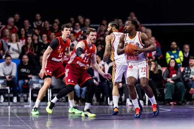 easyCredit Basketball Bundesliga, FC Bayern München Fitness First Würzburg Baskets 25 01 2026 Andreas Andi Obst FC Bayern München, 13 , Jonathan Stove Fitness First Würzburg Baskets, 22 on the ball easyCredit Basketball Bundesliga, FC Bayern München Fitness First Würzburg Baskets Munich, BMW Park on 25 01 2026 Copyright: xBEAUTIFULxSPORTS Wunderlx