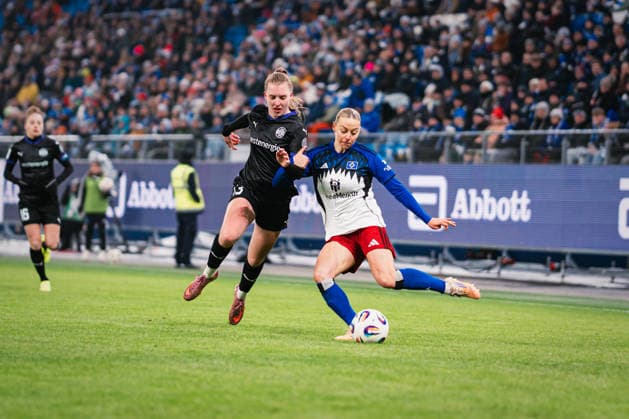Google Pixel Frauen Bundesliga Hamburger SV vs SGS Essen, 25 01 2026 Sophie Hillebrand Hamburger SV, 22 vs Maike Berentzen SGS Essen, 13 Soccer, Google Pixel Frauen Bundesliga, 15 Matchday Hamburger SV vs SGS Essen on 25 01 2026 at Volksparkstadion, Hamburg DFB REGULATIONS PROHIBIT ANY USE OF PHOTOGRAPHS AS IMAGE SEQUENCES AND OR QUASI VIDEO Copyright: xBEAUTIFULxSPORTS Tonhäuserx