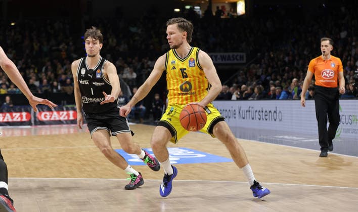 Zachary Ensminger, Martin Hermannsson on the ball duel Game scene Action Sport Basketball BBL Bundesliga Men 17 Matchday Season 2025 2026 25 01 2026 ALBA Berlin vs BMA365 Bamberg Baskets