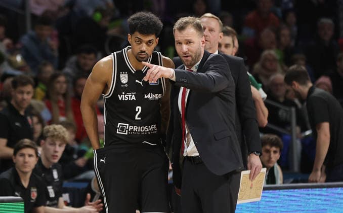 Coach Anton Gavel gives Ibrahim Watson instructions Upper body action Sport Basketball BBL Bundesliga Men 17 Matchday Season 2025 2026 25 01 2026 ALBA Berlin vs BMA365 Bamberg Baskets