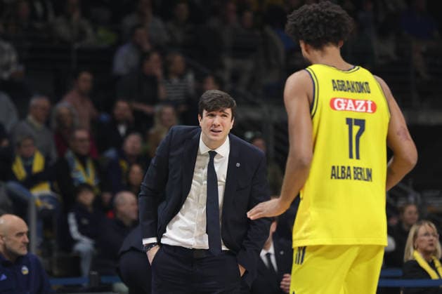 Coach Pedro Calles talks to Jack Kayil Upper body action Sports Basketball BBL Bundesliga Men 17 Matchday Season 2025 2026 25 01 2026 ALBA Berlin vs BMA365 Bamberg Baskets