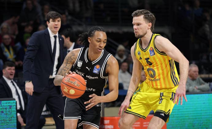 Austin Crowley on the ball, Martin Hermannsson duel Game scene Action Sport Basketball BBL Bundesliga Men 17 Matchday Season 2025 2026 25 01 2026 ALBA Berlin vs BMA365 Bamberg Baskets