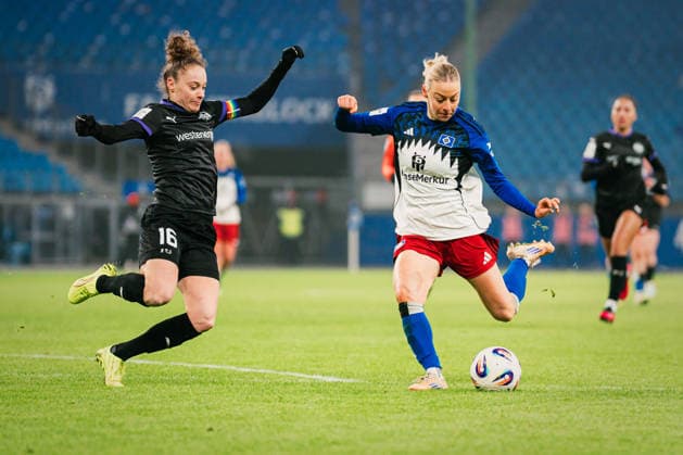 Google Pixel Frauen Bundesliga Hamburger SV vs SGS Essen, 25 01 2026 Sophie Hillebrand Hamburger SV, 22 shoots, Jacqueline Meißner SGS Essen, 16 tries to block Soccer, Google Pixel Frauen Bundesliga, 15 Matchday Hamburger SV vs SGS Essen on 25 01 2026 at Volksparkstadion, Hamburg DFB REGULATIONS PROHIBIT ANY USE OF PHOTOGRAPHS AS IMAGE SEQUENCES AND OR QUASI VIDEO Copyright: xBEAUTIFULxSPORTS Tonhäuserx