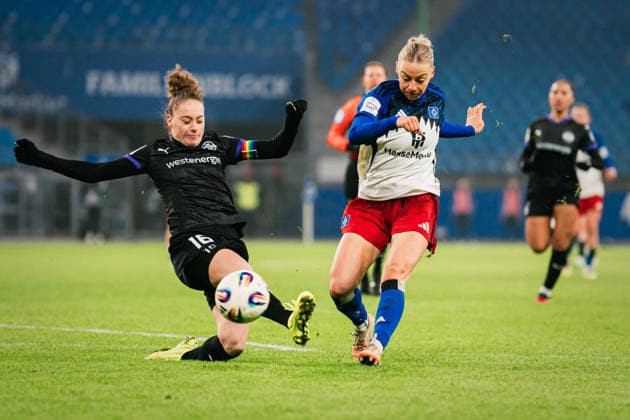Google Pixel Frauen Bundesliga Hamburger SV vs SGS Essen, 25 01 2026 Sophie Hillebrand Hamburger SV, 22 shoots, Jacqueline Meißner SGS Essen, 16 tries to block Soccer, Google Pixel Frauen Bundesliga, 15 Matchday Hamburger SV vs SGS Essen on 25 01 2026 at Volksparkstadion, Hamburg DFB REGULATIONS PROHIBIT ANY USE OF PHOTOGRAPHS AS IMAGE SEQUENCES AND OR QUASI VIDEO Copyright: xBEAUTIFULxSPORTS Tonhäuserx
