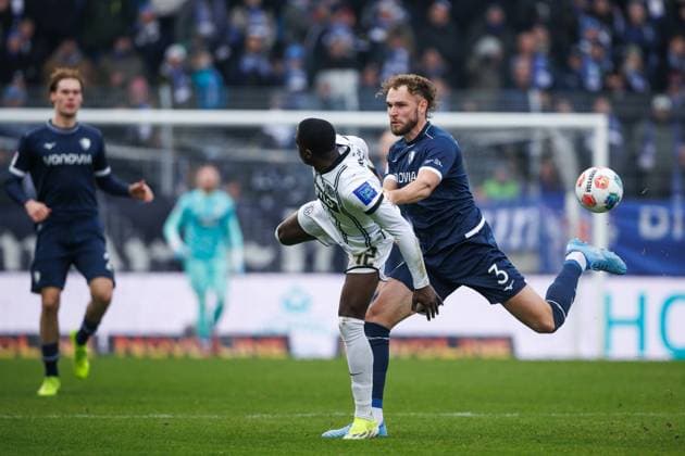 David Ngabi Mokwa SV 07 Elversberg in duel with Philipp Strompf VfL Bochum , SV Elversberg vs VFL Bochum, Football, 2 Bundesliga, Matchday 19, Season 2025 2026, 25 01 2026 DFB regulations prohibit any use of photographs as image sequences and or quasi video SV Elversberg vs VFL Bochum, Football, 2 Bundesliga, Matchday 19, Season 2025 2026, 25 01 2026 Copyright: xEibner-Pressefoto AlexanderxNeisx EP_ANS