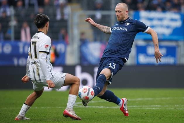 Philipp Hofmann VfL Bochum in duel with Frederik Schmahl SV 07 Elversberg , SV Elversberg vs VFL Bochum, Football, 2 Bundesliga, Matchday 19, Season 2025 2026, 25 01 2026 DFB regulations prohibit any use of photographs as image sequences and or quasi video SV Elversberg vs VFL Bochum, Football, 2 Bundesliga, Matchday 19, Season 2025 2026, 25 01 2026 Copyright: xEibner-Pressefoto AlexanderxNeisx EP_ANS