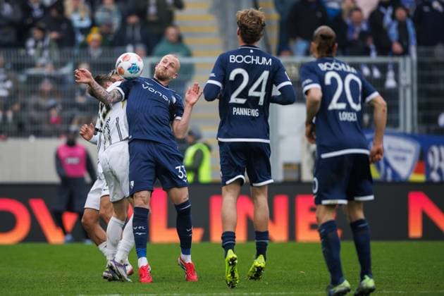 Philipp Hofmann VfL Bochum in duel with Lukas Pinckert SV 07 Elversberg , SV Elversberg vs VFL Bochum, Football, 2 Bundesliga, Matchday 19, Season 2025 2026, 25 01 2026 DFB regulations prohibit any use of photographs as image sequences and or quasi video SV Elversberg vs VFL Bochum, Football, 2 Bundesliga, Matchday 19, Season 2025 2026, 25 01 2026 Copyright: xEibner-Pressefoto AlexanderxNeisx EP_ANS