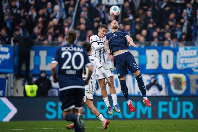 Lukas Pinckert SV 07 Elversberg in header duel with Philipp Hofmann VfL Bochum , SV Elversberg vs VFL Bochum, Football, 2 Bundesliga, Matchday 19, Season 2025 2026, 25 01 2026 DFB regulations prohibit any use of photographs as image sequences and or quasi video SV Elversberg vs VFL Bochum, Football, 2 Bundesliga, Matchday 19, Season 2025 2026, 25 01 2026 Copyright: xEibner-Pressefoto AlexanderxNeisx EP_ANS