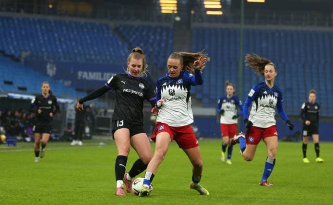 25 01 2026, xcex, GER, Hamburg, Volksparkstadion, Frauenfussball, 1 Bundesliga, DIE LIGA, Google Pixel Frauen Bundesliga, Saison 2025 2026, Spieltag 15, HSV, SGS, Hamburger SV Frauen SGS Essen, Maike Berentzen SGS gegen Victoria Schulz HSV DFL regulations prohibit any use of photographs as image sequences and or quasi video