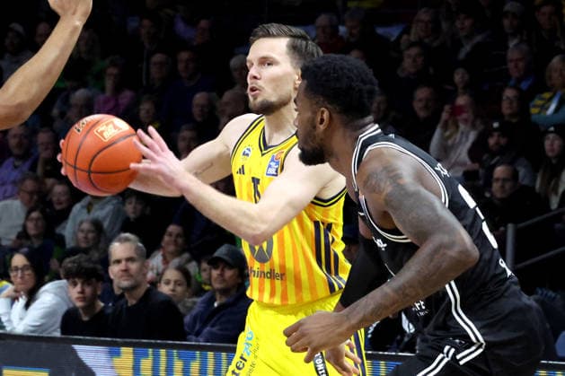 DEU, easyCredit BBL, ALBA vs BMA365 Bamberg Baskets, 25 01 2026, Max Schmeling Halle, Berlin, DEU, easyCredit BBL, ALBA vs BMA365 Bamberg Baskets, in the picture Martin Hermannsson ALBA Berlin 15 , Ejifor Onu Bamberg 35 nordphotoxGmbHx xEngler nph00076
