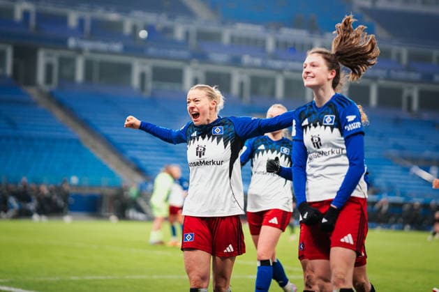 Google Pixel Womens Bundesliga Hamburger SV vs SGS Essen, 25 01 2026 CHEERS, GOAL for 2 1 by Sophie Hillebrand Hamburger SV, 22 Soccer, Google Pixel Womens Bundesliga, 15 Matchday Hamburger SV vs SGS Essen on 25 01 2026 at Volksparkstadion, Hamburg DFB REGULATIONS PROHIBIT ANY USE OF PHOTOGRAPHS AS IMAGE SEQUENCES AND OR QUASI VIDEO Copyright: xBEAUTIFULxSPORTS Tonhäuserx