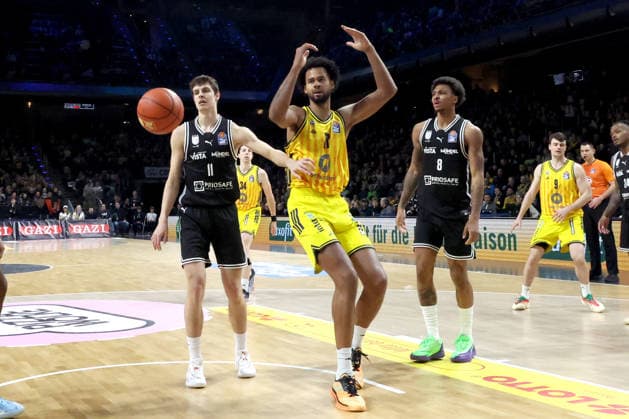 DEU, easyCredit BBL, ALBA vs BMA365 Bamberg Baskets, 25 01 2026, Max Schmeling Halle, Berlin, DEU, easyCredit BBL, ALBA vs BMA365 Bamberg Baskets, in the picture Norris Agbakoko ALBA Berlin 17 , Richard Balint Bamberg 11 , Demarcus Demonia Bamberg 8 nordphotoxGmbHx xEngler nph00076
