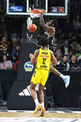 DEU, easyCredit BBL, ALBA vs BMA365 Bamberg Baskets, 25 01 2026, Max Schmeling Halle, Berlin, DEU, easyCredit BBL, ALBA vs BMA365 Bamberg Baskets, in the picture dunking by Ejifor Onu Bamberg 35 , Norris Agbakoko ALBA Berlin 17 nordphotoxGmbHx xEngler nph00076
