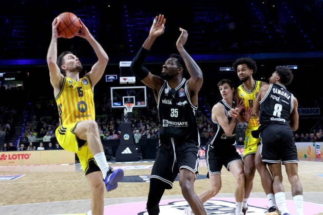 DEU, easyCredit BBL, ALBA vs BMA365 Bamberg Baskets, 25 01 2026, Max Schmeling Halle, Berlin, DEU, easyCredit BBL, ALBA vs BMA365 Bamberg Baskets, in the picture Martin Hermannsson ALBA Berlin 15 , Ejifor Onu Bamberg 35 nordphotoxGmbHx xEngler nph00076