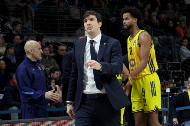 DEU, easyCredit BBL, ALBA vs BMA365 Bamberg Baskets, 25 01 2026, Max Schmeling Halle, Berlin, DEU, easyCredit BBL, ALBA vs BMA365 Bamberg Baskets, in the picture CHIEF TRAINER Pedro Calles ALBA Berlin , Norris Agbakoko ALBA Berlin 17 nordphotoxGmbHx xEngler nph00076