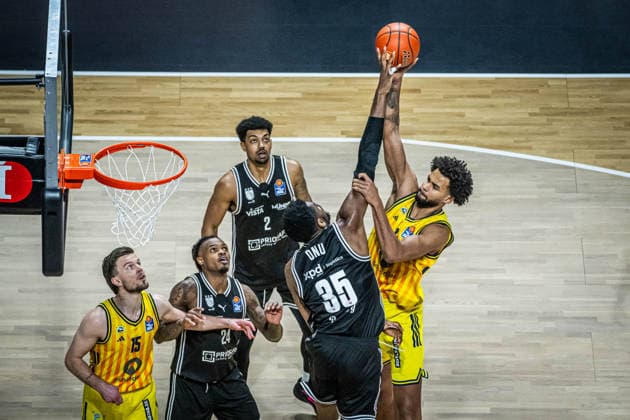 Basketball Berlin 25 01 2026 Season 2025 2026 EasyCredit BBL 1 Bundesliga Men, Men Alba Berlin BMA365 Bamberg Baskets Norris Agbakoko Alba Berlin, No 17 Ejiofor Onu Bamberg, No 35
