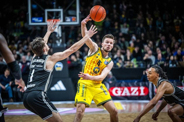 Basketball Berlin 25 01 2026 Season 2025 2026 EasyCredit BBL 1 Bundesliga Men, Men Alba Berlin BMA365 Bamberg Baskets Martin Hermannsson Alba Berlin, No 15 Zachary Ensminger Bamberg, No 01
