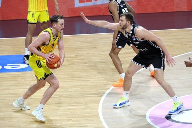 DEU, easyCredit BBL, ALBA vs BMA365 Bamberg Baskets, 25 01 2026, Max Schmeling Halle, Berlin, DEU, easyCredit BBL, ALBA vs BMA365 Bamberg Baskets, in the picture Moses Wood ALBA Berlin 11 , Moritz Krimmer Bamberg 27 nordphotoxGmbHx xEngler nph00076