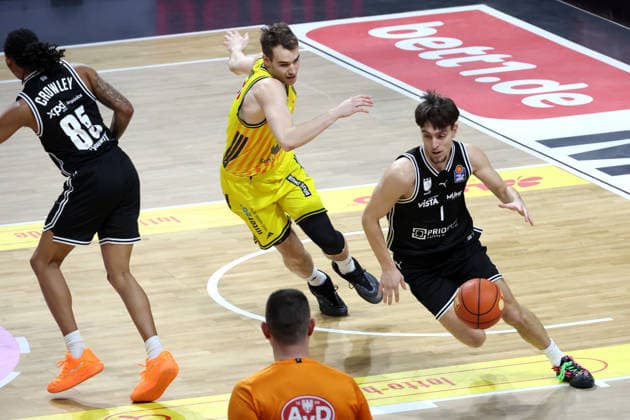 DEU, easyCredit BBL, ALBA vs BMA365 Bamberg Baskets, 25 01 2026, Max Schmeling Halle, Berlin, DEU, easyCredit BBL, ALBA vs BMA365 Bamberg Baskets, pictured MALTE DELOW ALBA Berlin 6 , Zachary Ensminger Bamberg 1 nordphotoxGmbHx xEngler nph00076