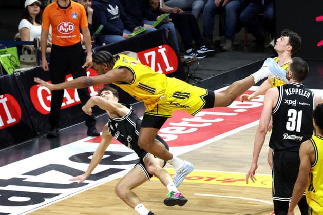 DEU, easyCredit BBL, ALBA vs BMA365 Bamberg Baskets, 25 01 2026, Max Schmeling Halle, Berlin, DEU, easyCredit BBL, ALBA vs BMA365 Bamberg Baskets, pictured J Wan Roberts ALBA Berlin 13 , Zachary Ensminger Bamberg 1 nordphotoxGmbHx xEngler nph00076