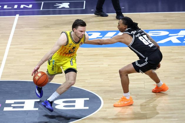 DEU, easyCredit BBL, ALBA vs BMA365 Bamberg Baskets, 25 01 2026, Max Schmeling Halle, Berlin, DEU, easyCredit BBL, ALBA vs BMA365 Bamberg Baskets, in the picture Martin Hermannsson ALBA Berlin 15 , Austin Crowley Bamberg 85 nordphotoxGmbHx xEngler nph00076