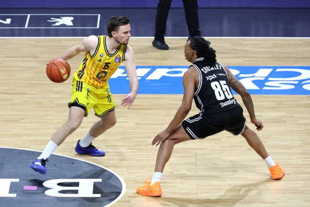 DEU, easyCredit BBL, ALBA vs BMA365 Bamberg Baskets, 25 01 2026, Max Schmeling Halle, Berlin, DEU, easyCredit BBL, ALBA vs BMA365 Bamberg Baskets, in the picture Martin Hermannsson ALBA Berlin 15 , Austin Crowley Bamberg 85 nordphotoxGmbHx xEngler nph00076