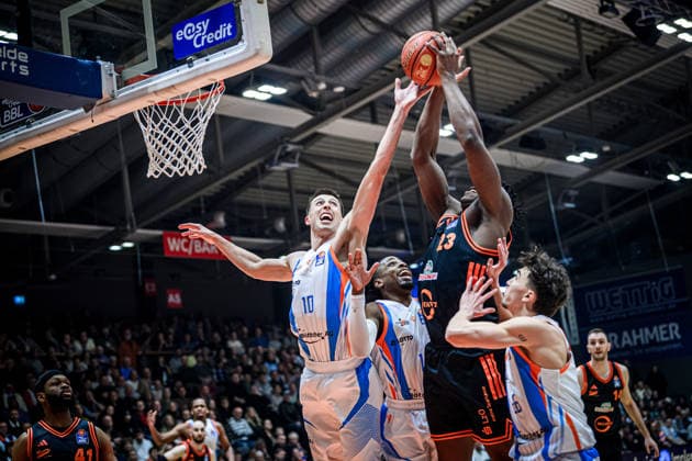 easycredit BBL Basketball Bundesliga 2025 2026 17 Matchday 25 01 2026 Science City Jena vs RASTA Vechta v li Fight for the rebound Joe Wieskamp Jena , Uchenna Iroegbu Jena , Malcolm Dandbridge Vechta , Krause Jena Sparkassen Arena