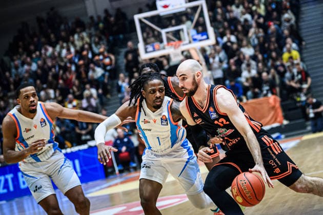 easycredit BBL Basketball Bundesliga 2025 2026 17 Matchday 25 01 2026 Science City Jena vs RASTA Vechta v re Tommy Kuhse Vechta on the ball against Uchenna Iroegbu Jena Sparkassen Arena